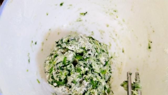 蔬菜:孩子不爱吃蔬菜怎么办?教你一招,不用料理机也能做蔬菜面!