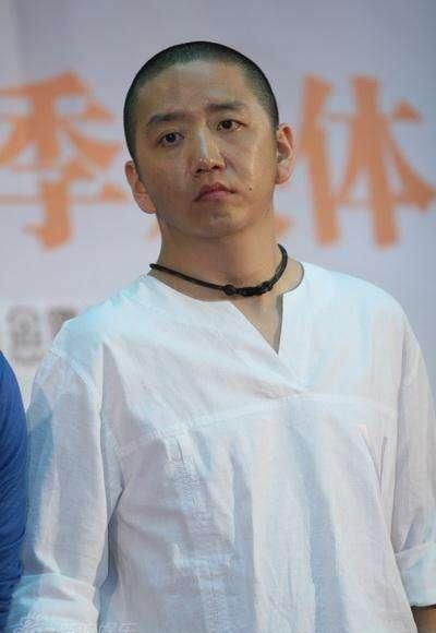 歌手郝云和他妻子的照片