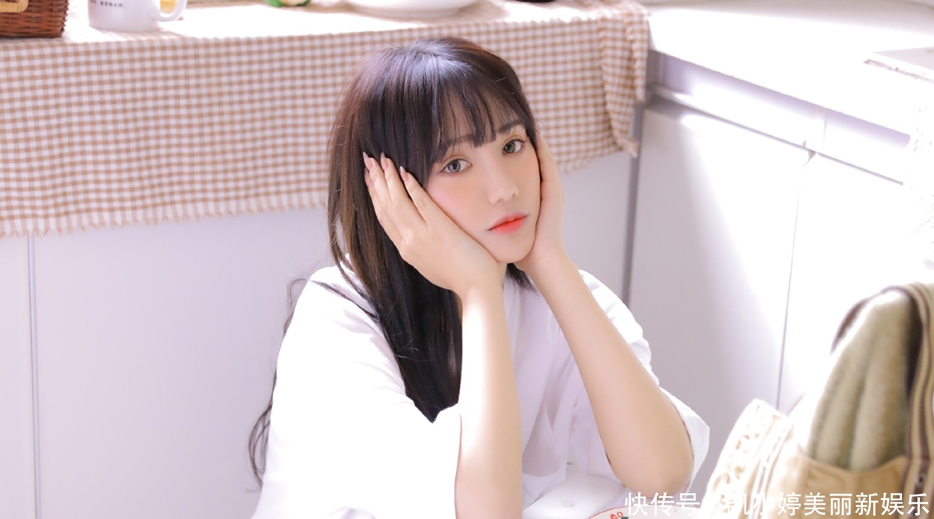  #清新#美女自拍：小姐姐清新长发，穿白衬衫在家自拍。