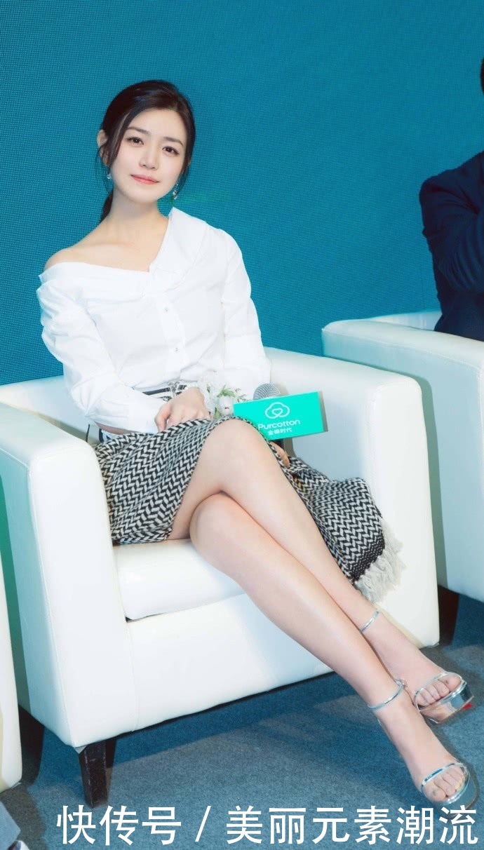 陈妍希这条裙子有点短，幸亏有块布能盖一盖，否则坐着都不方便！