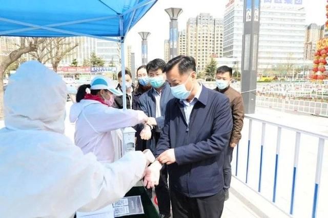 『营情况』高新区领导带头体验“堂食”提振市场消费信心