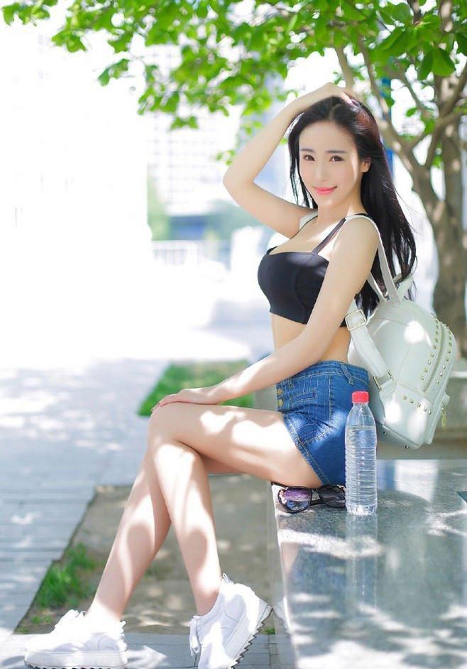 小姐姐身穿超短裤！展现出了迷人的魅力！