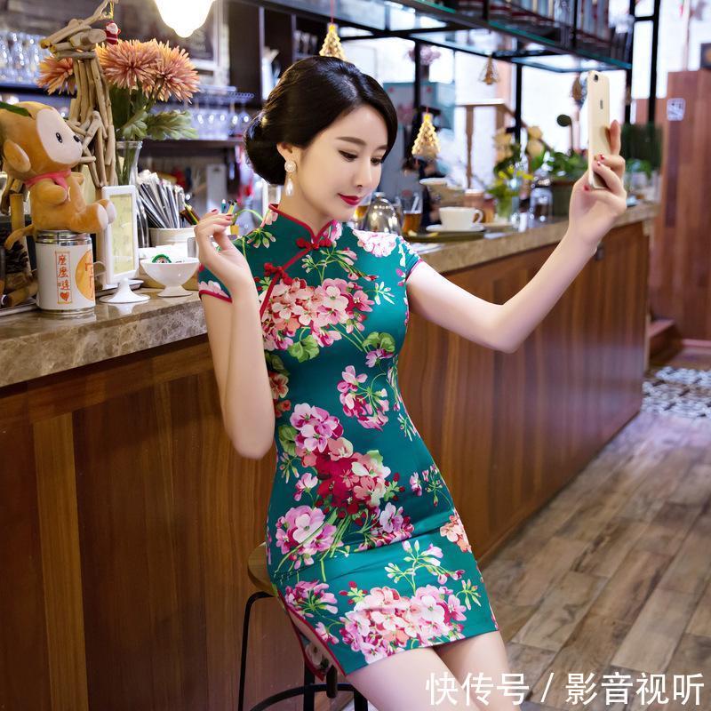 显腿细的开高衩旗袍，薄而不透超美嫩