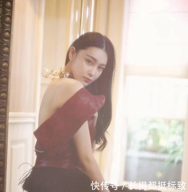 张馨予穿露背长裙再次美出了新高度，怎一个美字了得！