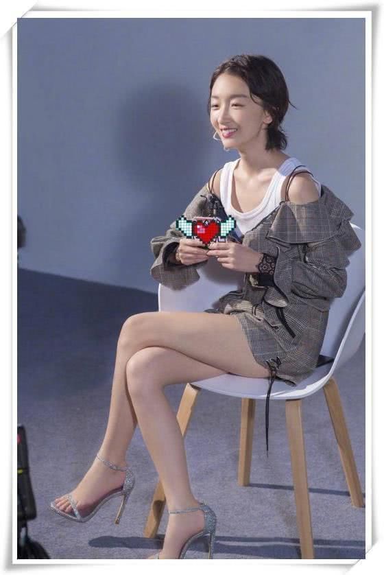 周冬雨不过剪了个短发，就气质大变可爱到炸，网友:只有12岁吧