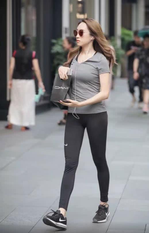 街拍：时尚御姐，俏皮上围十分迷人，下身紧身裤无意间秀出线条的