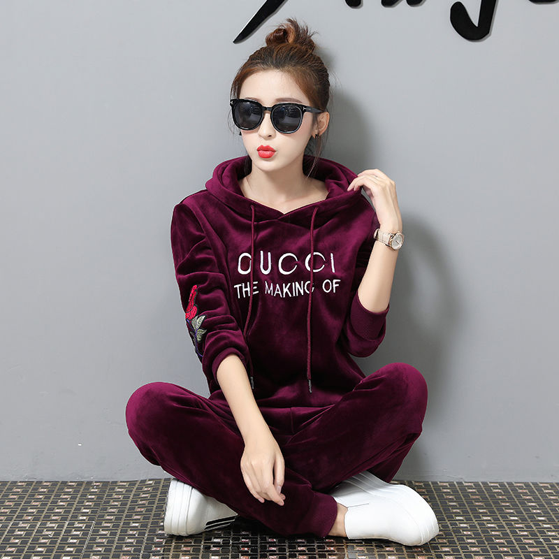 今年流行金丝绒运动卫衣，保暖还很洋气，穿上很好看