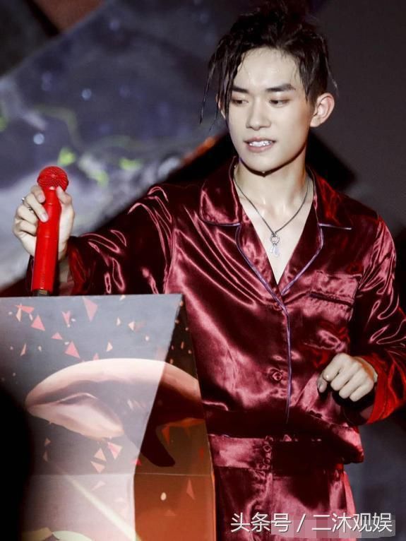 易烊千玺再次将女装穿出新高度，脏辫配V领红色睡衣，堪称妖孽！