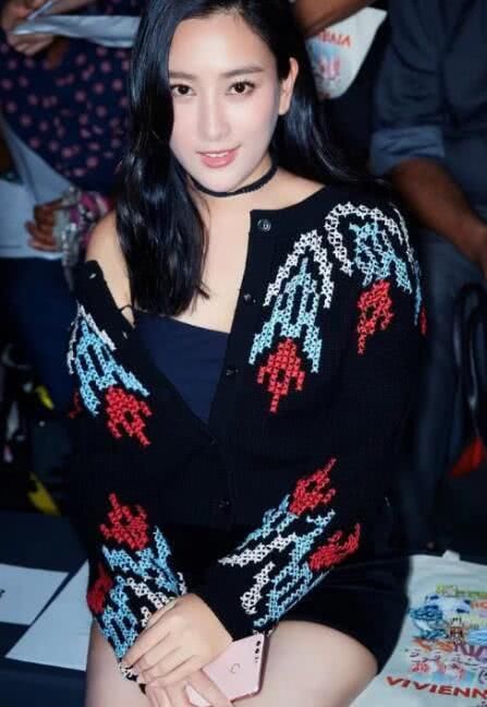 马苏将时尚走到底，上衣扣错扣子露实力，下身短裤秀长腿