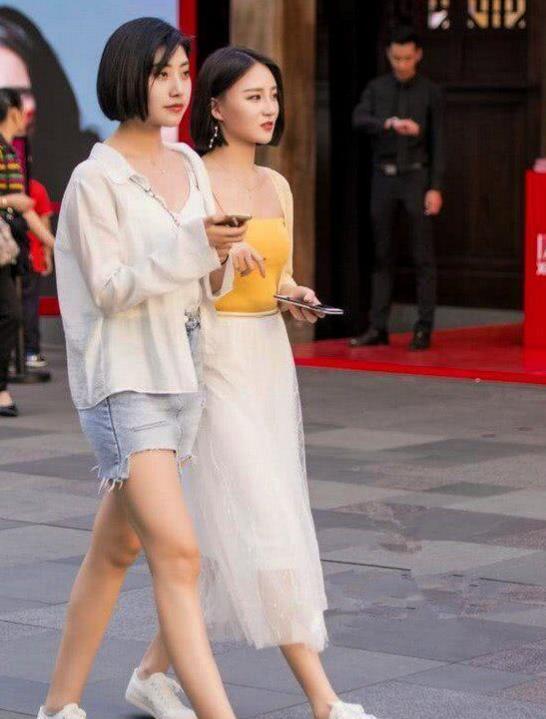 「风采」街拍:瑰姿艳逸的美女,身穿白色上衣配雪纺裙子,魅力风采无限美