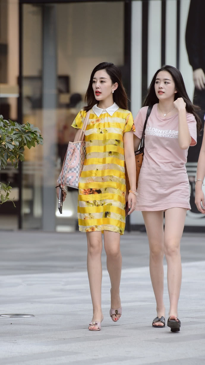 街拍：白皙时尚穿着个性的小姐姐，散发着成熟女人的魅力！