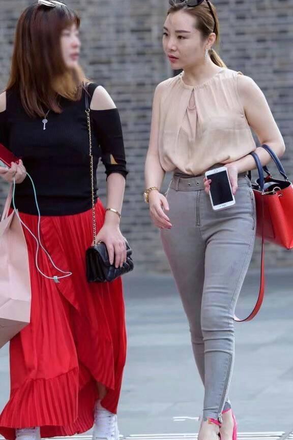 百搭时尚的打底裤，穿出妹子婀娜身形