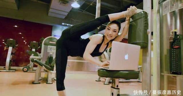  柔术美女：中国第一柔术美女，身体能轻松摆出“M”，甚至惊艳全