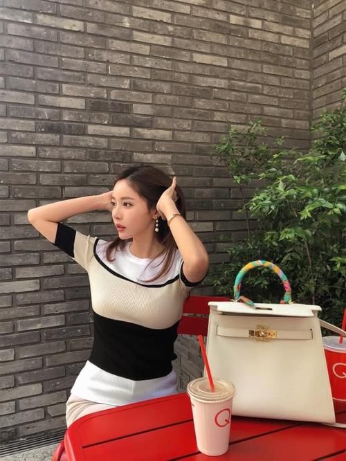 户外小姐姐上下都紧身，浑然天成，这个季节值得拥有！