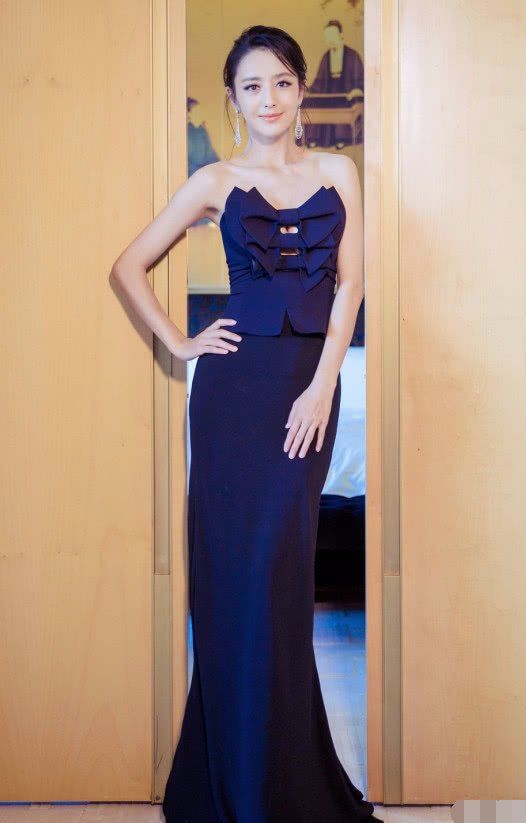 佟丽娅太好玩了，用“猫耳朵”做吊带裙，意外秀出完美身材!