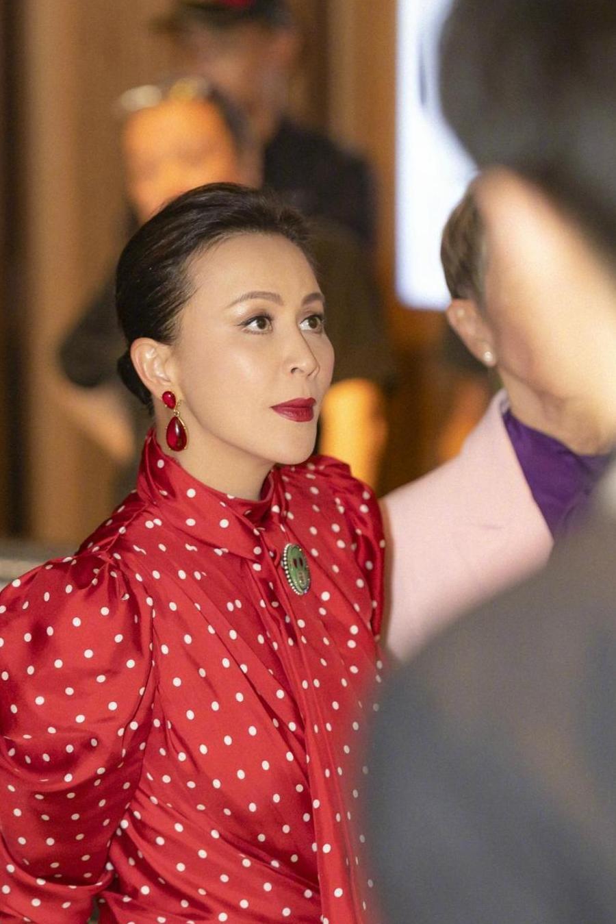 刘嘉玲终于穿与年龄相符的穿搭, 可依旧减龄不止10岁, 网友: 服了