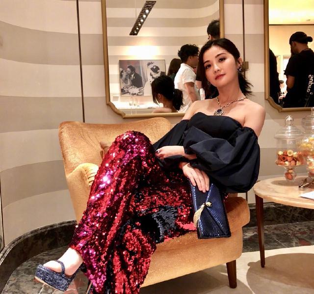 蔡卓妍字母T恤+吊带裙,回归青春美少女,网友:这次没得罪造型师