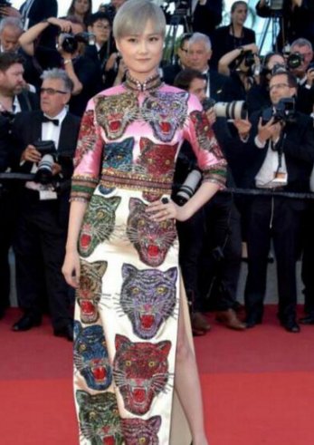 李宇春改头换面穿上旗袍高跟鞋，中年恨嫁为终身大事豁出去了