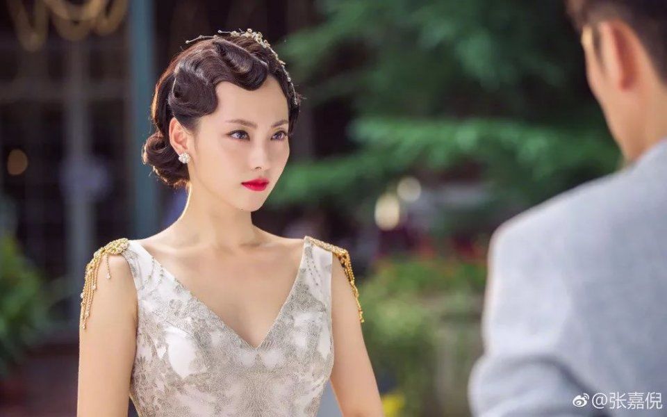 张嘉倪别骗人了!蛋清脸实名举报你未成年!