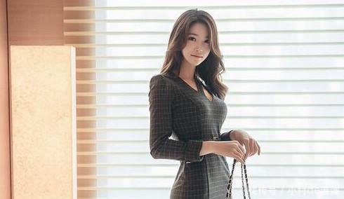 出街游玩选择一件小方格包臀裙，朴正允穿着优雅又有女人味