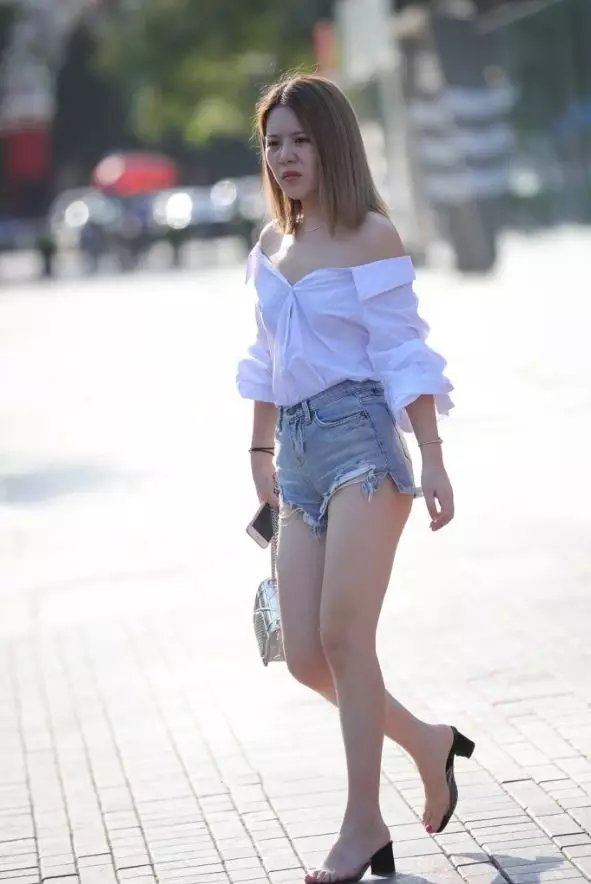 街拍温润秀雅，披肩发的大白腿美女小姐姐