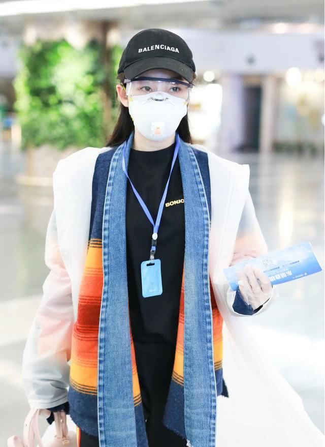  [时髦]当年的“林黛玉”长大真会穿，大翻领像“围巾”，意外的挺时髦