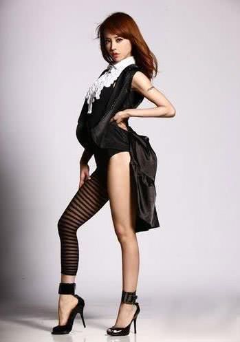 杨幂颜值那么高全被这红色丝袜毁了，孙俪这更土鳖!