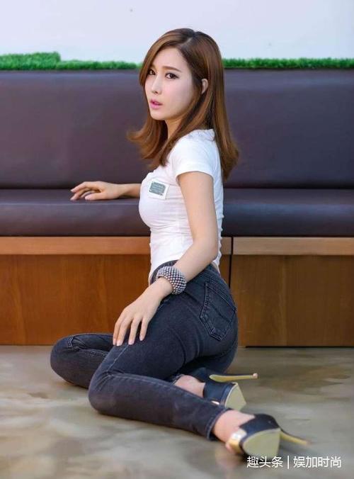 身材完美的小姐姐，时髦的穿搭，尽显玲珑有致的曲线