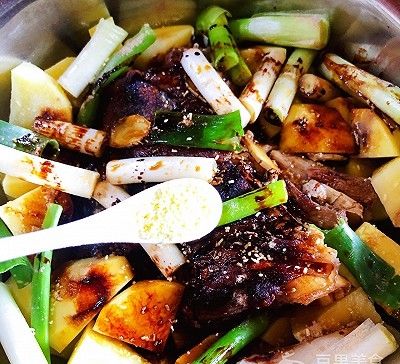 「外婆」外婆的祖传秘方—土豆蒸蹄膀
