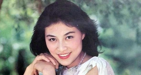 『影后』14岁就开始出道,母亲是金鸡影后,2次合作张嘉译被力捧