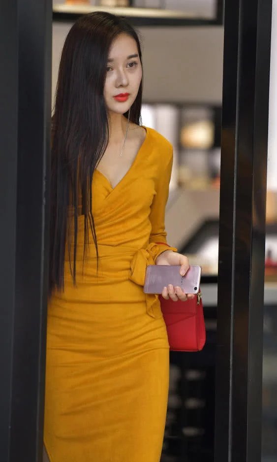 婴儿肥小姐姐运动紧身裤勾勒浑圆曲线，紧绷的恰到好处