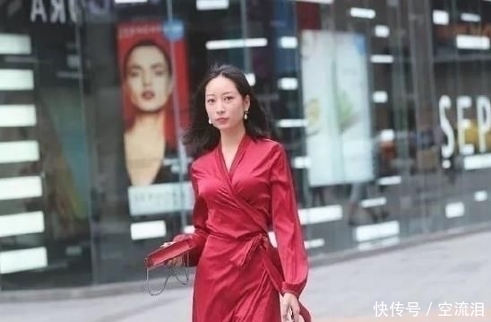  『红色』街拍：丰姿绰约的小姐姐，一条红色的连衣裙，女人味十足