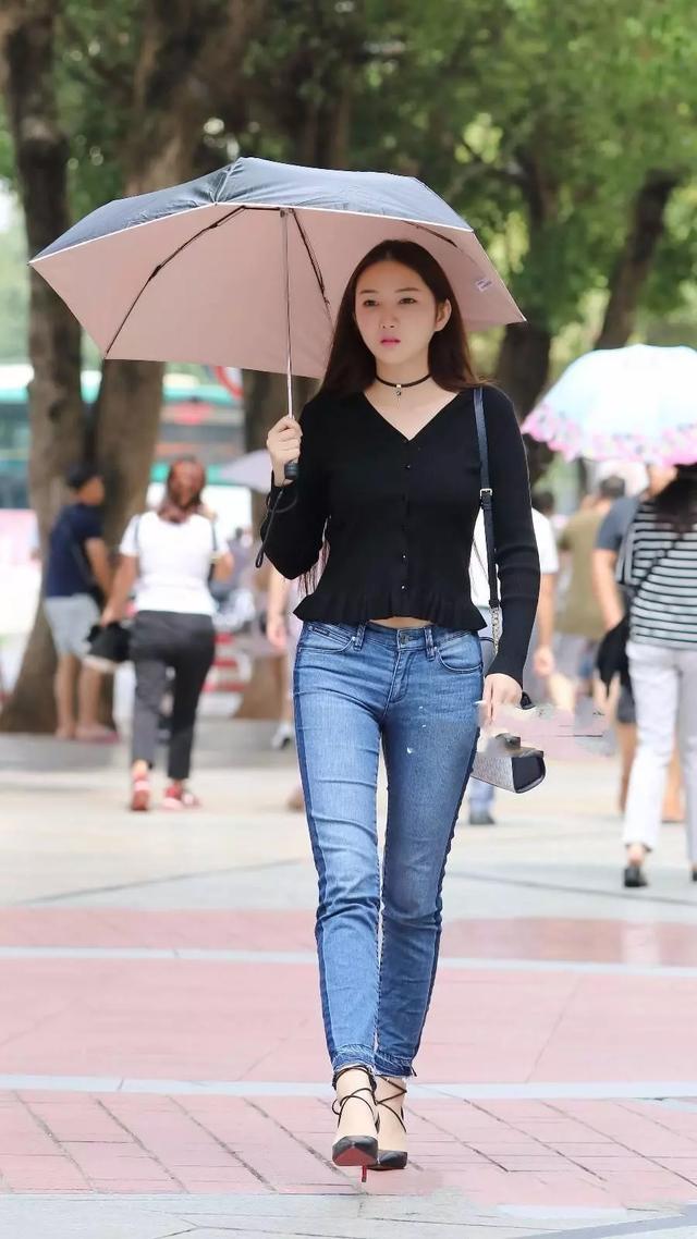  墨镜|街拍：戴着一副墨镜的小姐姐，内搭黑色的吊带，看上去十分的高贵