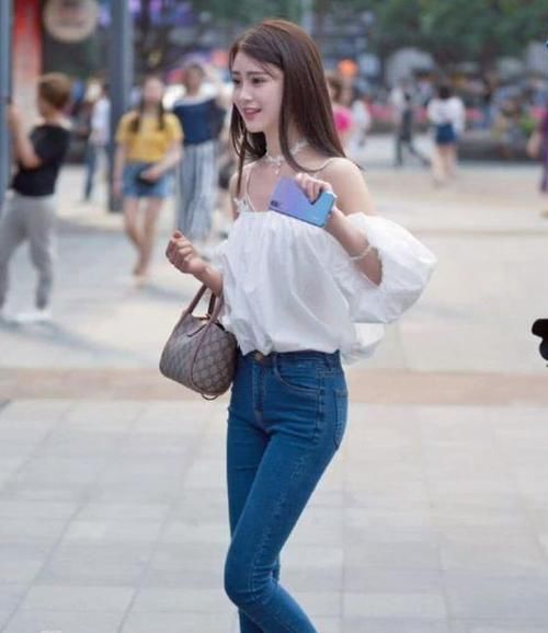 【清爽】街拍:清新甜美的小姐姐,一件白色上衣配蓝色牛仔裤, 时尚清爽