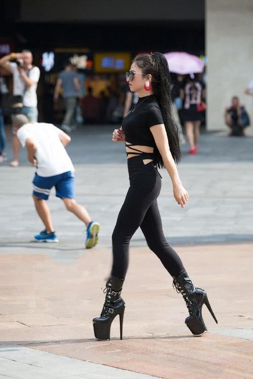 路人街拍：看衣服差点就以为小姐姐是东洋美女，修长玉腿是例外