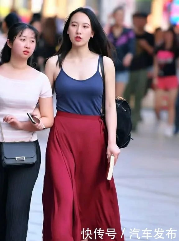 甜美小姐姐大胆吊带抹胸装，姐妹花着丰满的上围，路人看了都流鼻