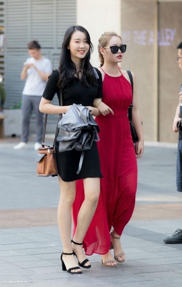 美女|路人街拍,小姐姐甜美又可爱,穿着黑色立领短裙,简洁又大方