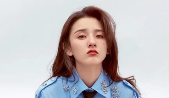  观众朋友：自小在国外长大了, 都是一个小童星, 现如今发展趋势成一线女明星