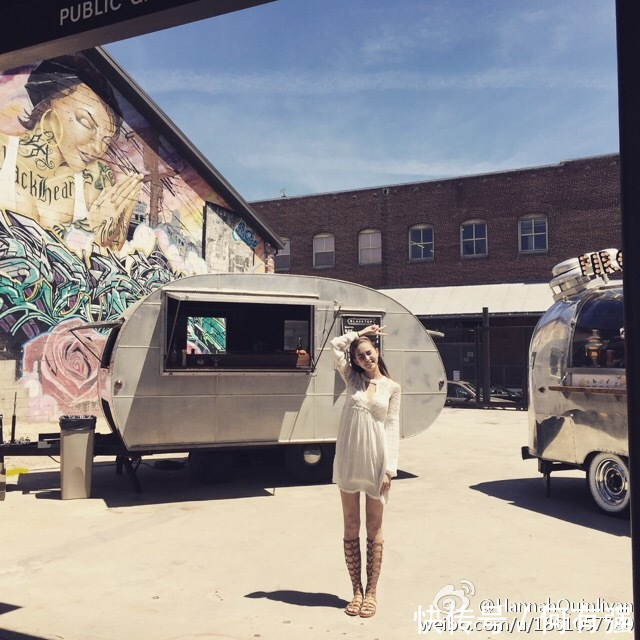 长腿女神霸道来袭！25岁昆凌穿复古连衣裙尽秀大长腿，网友：女神