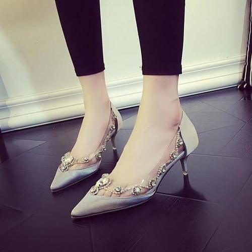 尖头细跟高跟鞋，带你行走在时尚最前沿