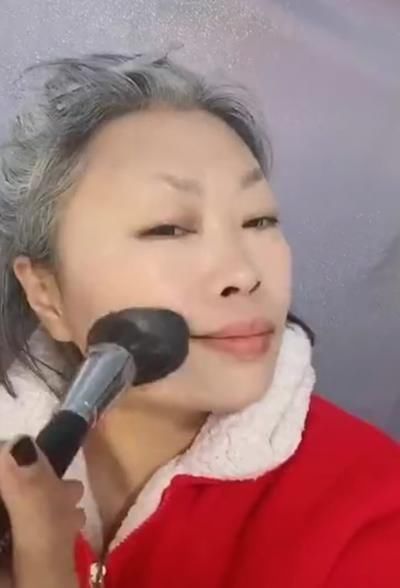  [睡不着]大妈“仿妆”女神妆容，开局丑的睡不着觉，成品想要带你回家