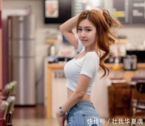 『美女』牛仔裤美女,配高跟鞋显得很精致,更加凸显迷人身姿!