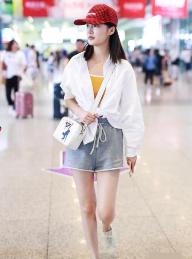 真服了李沁，这裤子大街上10个女人有2个这样穿，还被当宝贝！