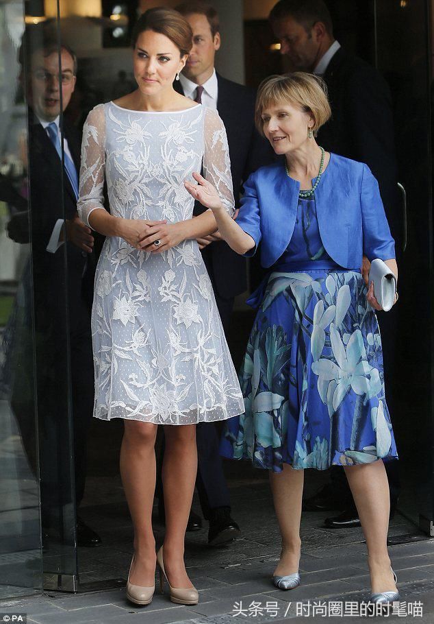 凯特王妃穿“白色”连衣裙好美！不仅优雅显气质，收腰才是关键！