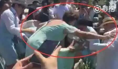 包贝尔参加好友婚礼，半夜放鞭炮惊醒老人小孩！网友：真是缺德