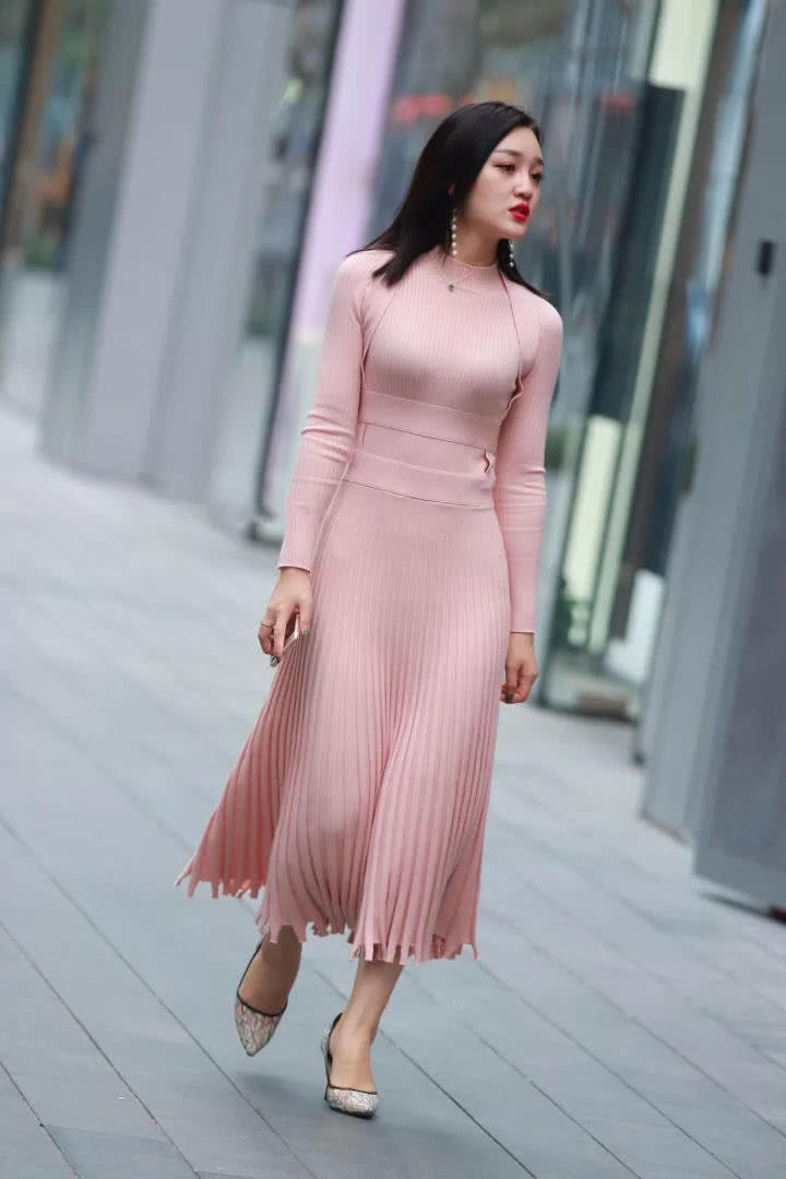 一个迷人的背影，一位身姿迷人的粉色连衣裙靓女