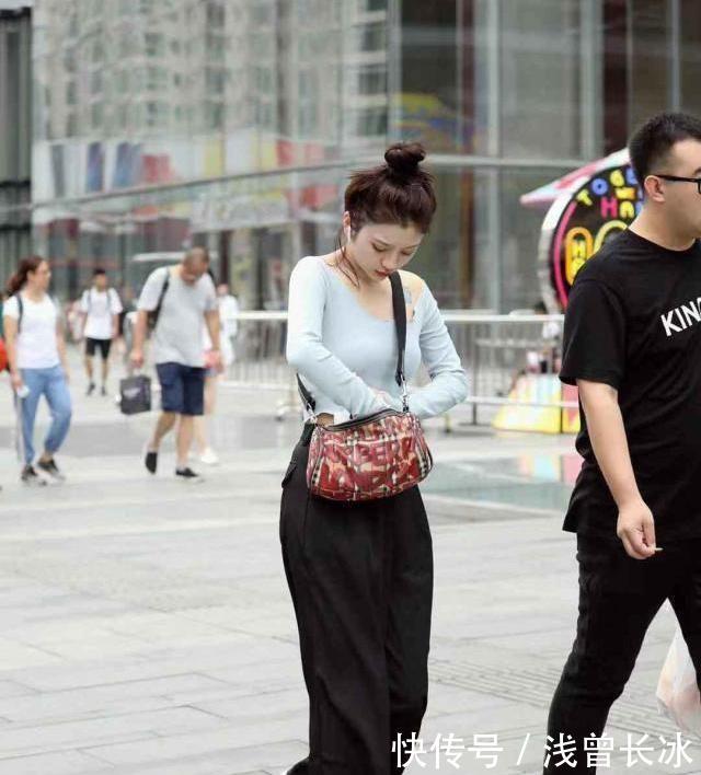  『迷人』柔情绰态的小姐姐，一件粉红色上衣配白裙子，太迷人了