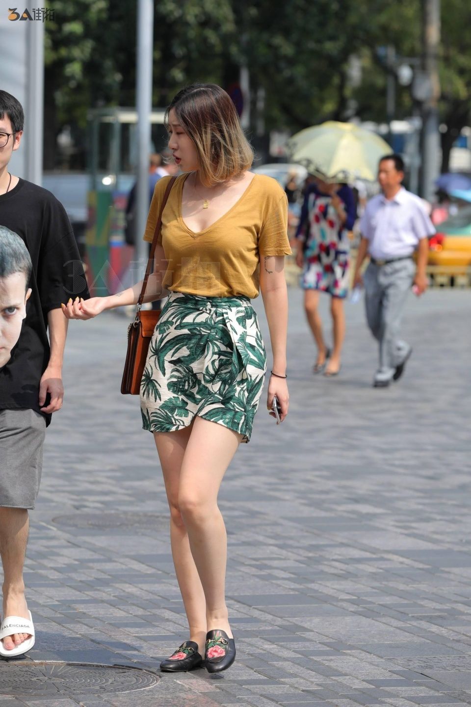 美女的身材好丰满，衣服穿搭的也不错，男友的半袖有点吓人