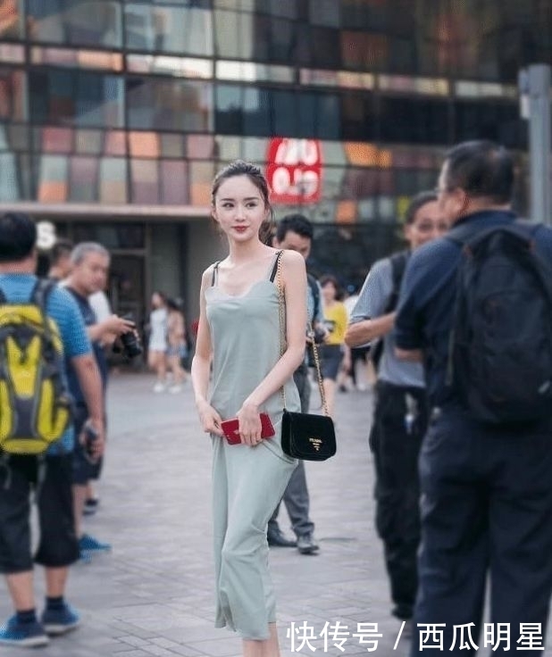 #碎花旗袍#秋季出行,个子不高配什么鞋子好,一双高跟鞋必不可少