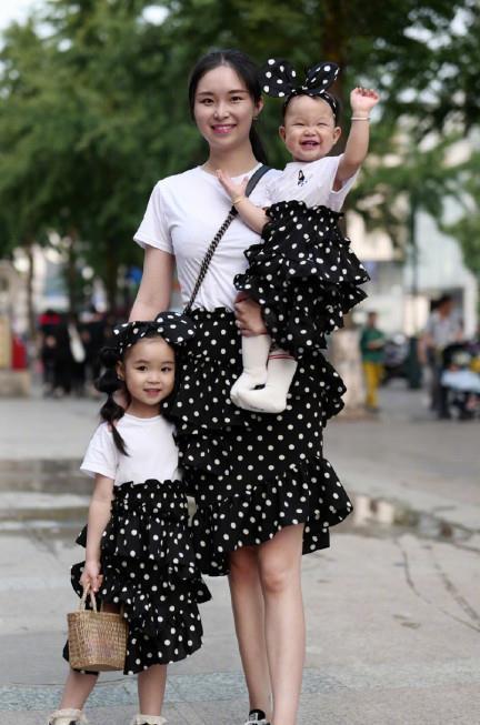 时尚街拍：图3绿色小姐姐迷人小蛮腰，最后一位白蕾丝时尚十足！